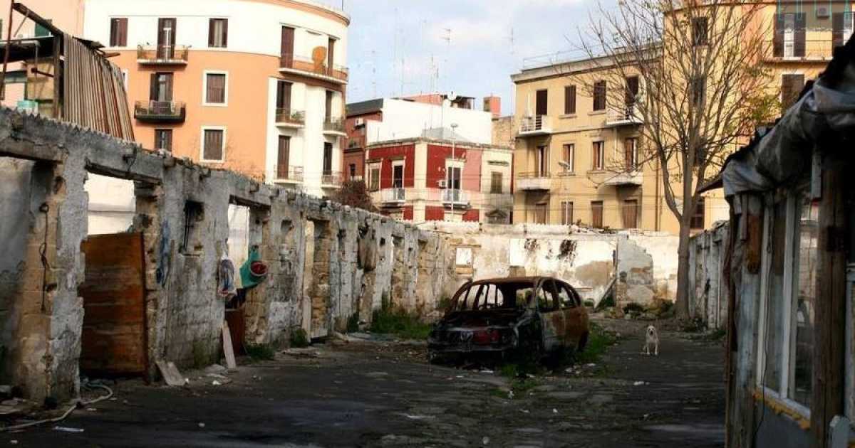 Le fatiscenti stalle di via Oberdan: cosa � rimasto dopo lo sgombero del campo rom